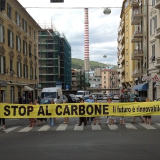 &quot;Stop al Carbone&quot;: blitz di Legambiente a Vado Ligure contro Tirreno Power