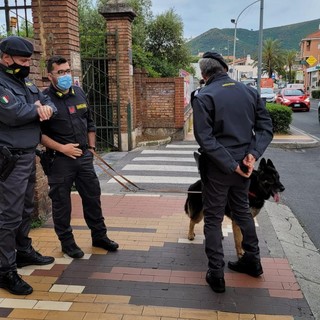 Loano, controlli antidroga della Guardia di Finanza all'esterno dell'Istituto Falcone: fermati due minorenni