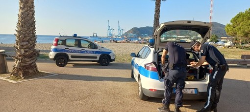 Savona, rimosse 20 tende alla foce del Letimbro e nelle spiagge delle Fornaci e di Zinola