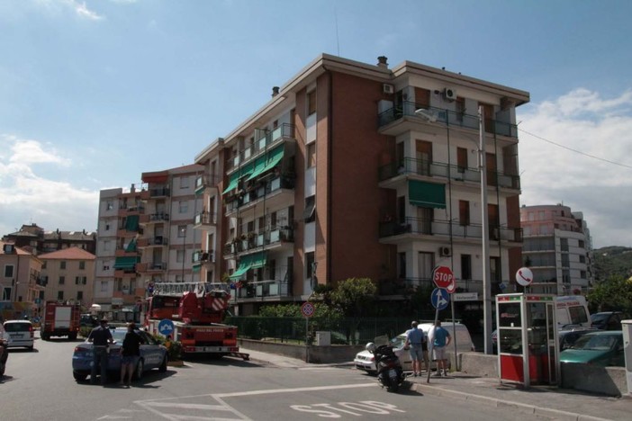 Savona: anziana precipita dal bancone e muore (foto)