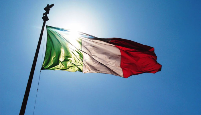 Festa della Repubblica ad Albenga, la bandiera arriva dal cielo