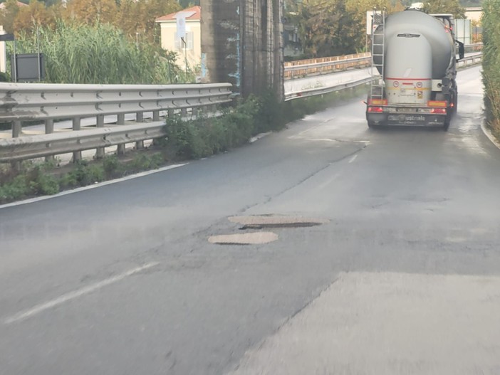 Slalom tra le buche sulla Superstrada Savona-Vado. Olivieri (Provincia): &quot;Programmato un intervento in urgenza&quot;