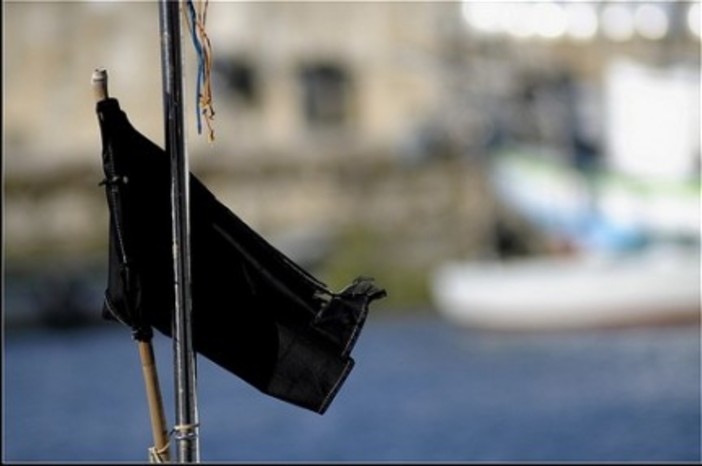 Bandiere nere esposte in tutti gli stabilimenti balneari contro l'asta per gli arenili