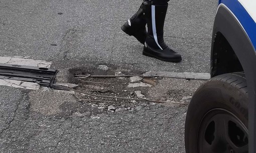 Si forma una buca sulla carreggiata: disagi sulla strada di scorrimento veloce Savona-Vado