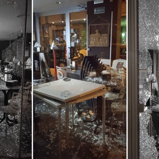 Savona, sfondata la vetrata del Bar Monique: rubati fondo cassa e documenti