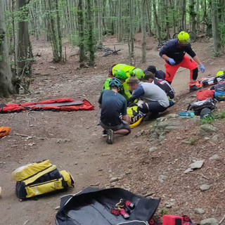 Sbatte contro una roccia rompendosi il femore nel finalese: biker trasportato in elisoccorso al Santa Corona (FOTO)