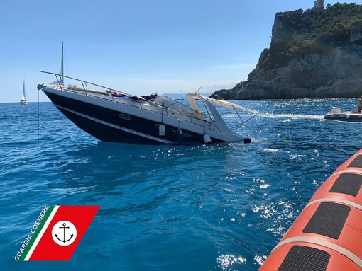 Spavento nella Baia dei Saraceni, a Varigotti: barca rischia di affondare, occupanti salvati