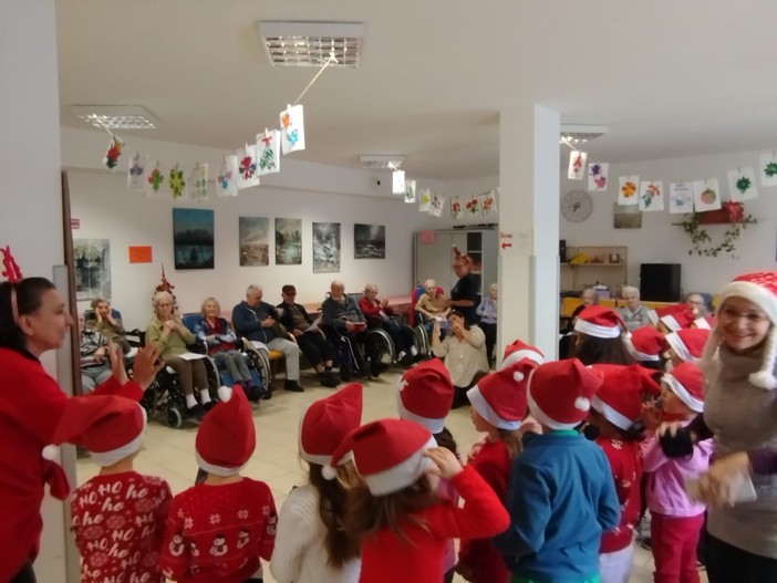 Andora, i bimbi delle primarie in visita alla Residenza Protetta Val Merula per gli auguri di Natale agli anziani