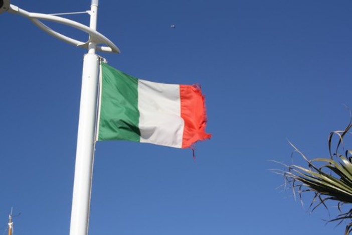 Tre chilometri di bandiere tricolori per Savona