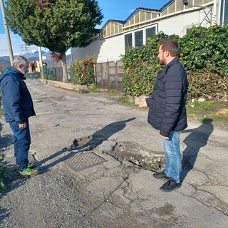 Buche in strada Cantore e Prai ad Albenga: caccia alle risorse per rifare gli asfalti