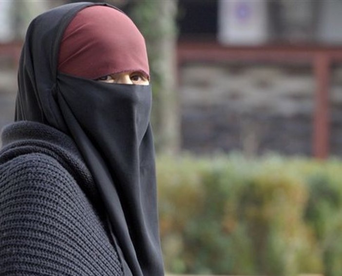 Un Ordine del giorno per vietare l’utilizzo di Burqa e Niqab sul territorio italiano: a proporlo Angelo Vaccarezza