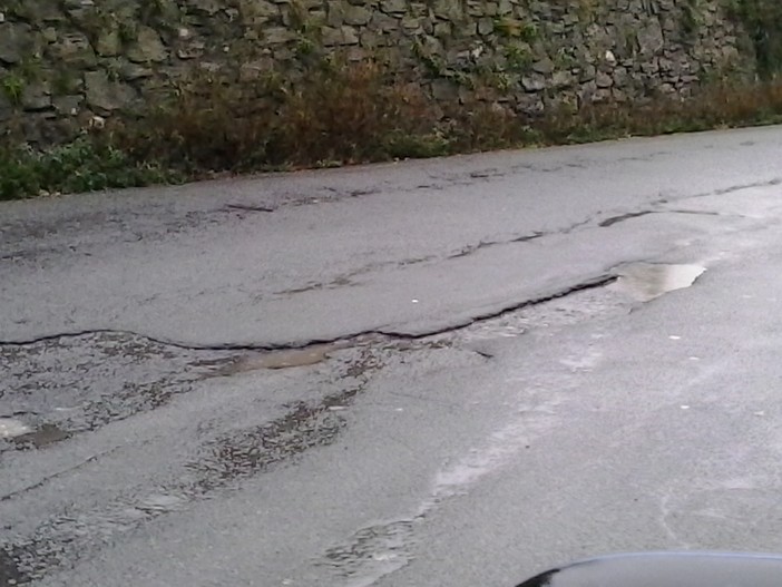 Strada dissestata e assenza di segnaletica sulla provinciale 334 del Sassello