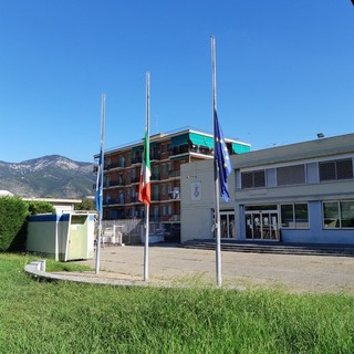 Le bandiere a mezz'asta davanti al palazzo comunale di Borghetto Santo Spirito