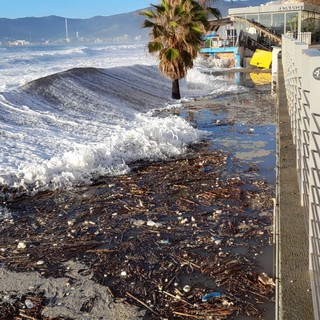 Savona, la mareggiata non risparmia gli stabilimenti balneari nonostante le barriere di sabbia (FOTO)