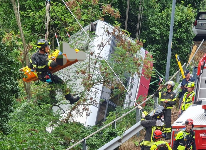 Savona, autobus precipita nel fiume in via Cimavalle: due feriti, l'autista in codice rosso (FOTO e VIDEO)