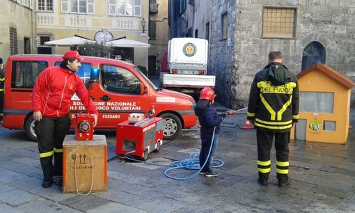 Albenga, la &quot;solidarietà&quot; della Befana ai pompieri: &quot;Carenza di organico, non potranno accompagnarmi&quot;