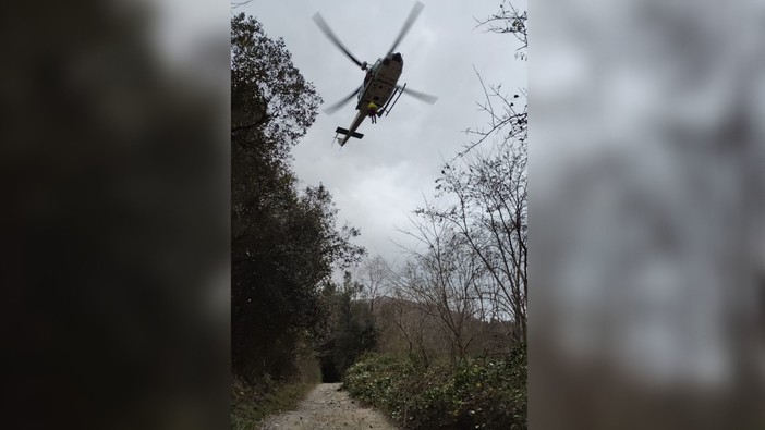 Orco Feglino, biker fa un volo di 5 metri: al Santa Corona in codice giallo con  l'elisoccorso