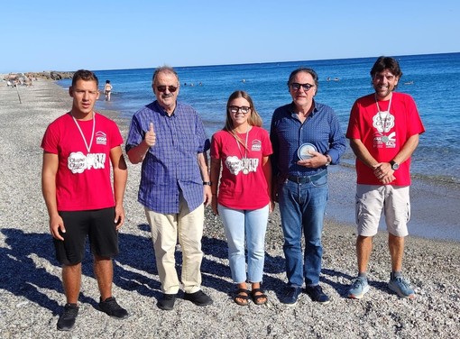 Salvataggi in mare, a Finale la Liguria Servizi ha premiato i suoi bagnini (FOTO)