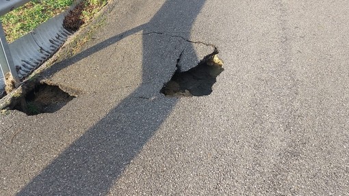 Savona, cede una parte di strada in via Tissoni: chiusa al transito (FOTO)