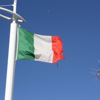 Tre chilometri di bandiere tricolori per Savona