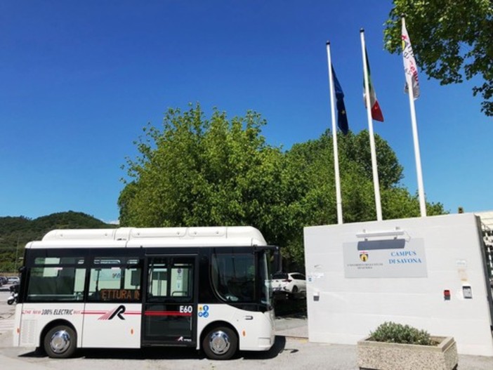 In copertina uno dei bus elettrici di Tpl