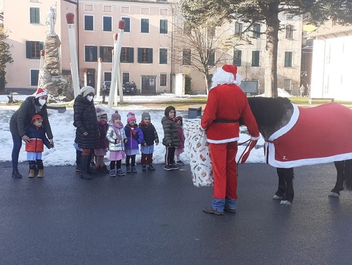 Babbo Natale in visita alla scuola materna di Calizzano (FOTO)