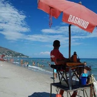 Mare grosso, bambino rischia di annegare a Borgio