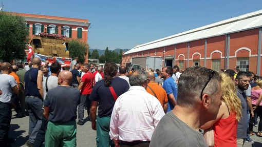 Sale la protesta alla Bombardier di Vado: lavoratori in sciopero, bloccati gli accessi