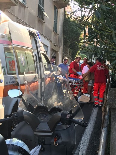 Celle, bambino investito da una moto: trasportato al Gaslini