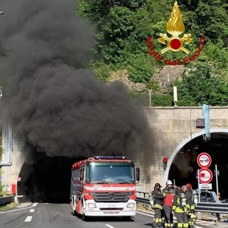 Bus in fiamme sulla A12, riaperto il tratto tra Recco e Genova Nervi: code per i lavori di ripristino