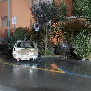 Borghetto S. Spirito, auto in fiamme in via Sorrento: intervento dei vigili del fuoco (FOTO)