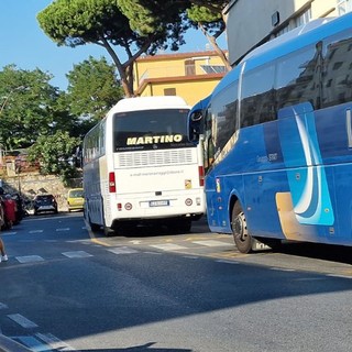 I bus sostitutivi giunti alla stazione di Albenga