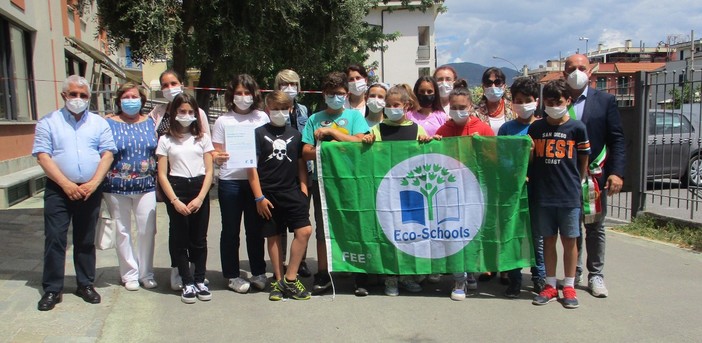 Laigueglia, la scuola secondaria &quot;Badarò&quot; si conferma &quot;Bandiera Verde&quot; (FOTO)