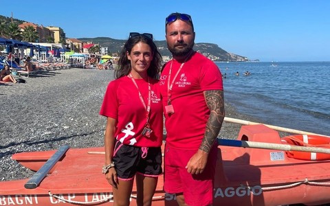 Pietra Ligure, donna rischia di affogare: salvata dai bagnini