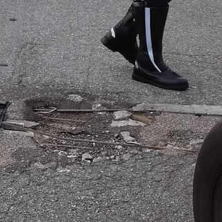 Si forma una buca sulla carreggiata: disagi sulla strada di scorrimento veloce Savona-Vado