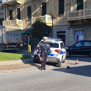 Albisola, buca sull'asfalto dalla rotonda di Corso Mazzini. Il sindaco: &quot;Già sistemato 4 volte, chiederò un incontro in Prefettura&quot;