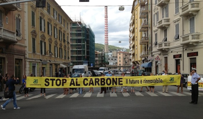 &quot;Stop al Carbone&quot;: blitz di Legambiente a Vado Ligure contro Tirreno Power