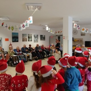 Andora, i bimbi delle primarie in visita alla Residenza Protetta Val Merula per gli auguri di Natale agli anziani