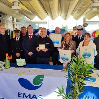 La bandiera Emas sventola sul porto di Andora: premiato l'impegno nella promozione della sostenibilità ambientale