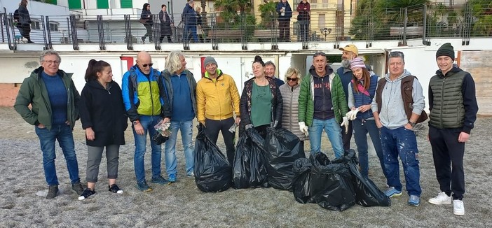 Spotorno, botti e rifiuti: l'Associazione dei Bagni Marini ripulisce le spiagge cittadine