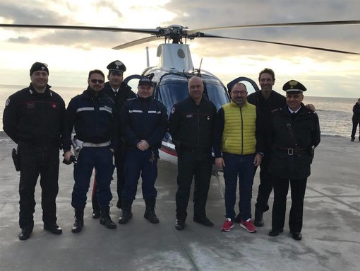 Borghetto, atterrato sul lungomare l'elicottero Agusta dei Carabinieri