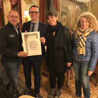 Il Presidente Provinciale UNCI Cav. Danilo Francesco Guerini Rocco consegna al Socio Carlo Maria Balzola la pergamena di appartenenza alla presenza della moglie Chiara Picolo e del Responsabile Donne UNCI Dott.sa Giancarla Mantegazza