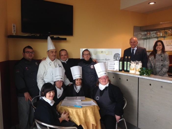 Biscotto all’olio extra vergine di Arnasca: il cooking dream team del Bar Sorriso raccoglie  la sfida del presidente Gallizia