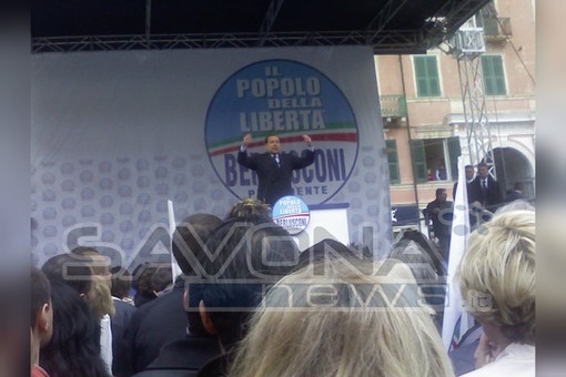 Berlusconi a Savona: il comizio fiume, i tafferugli e l'imprevisto in ascensore