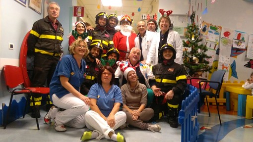 Babbo Natale pompiere fa visita alla Pediatria del San Paolo