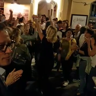 &quot;Bella Ciao&quot; in piazza ad Albenga per festeggiare Tomatis sindaco (VIDEO)