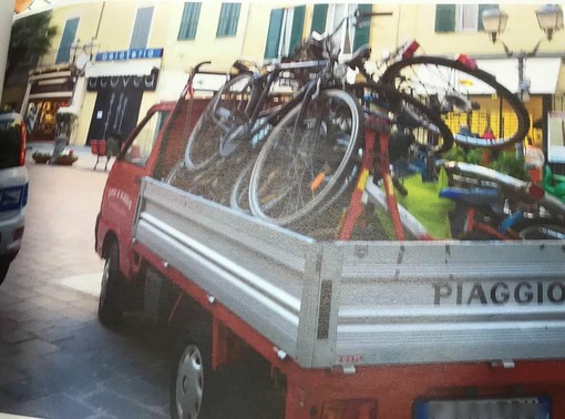 Alassio, la polizia municipale rimuove le bici abbandonate