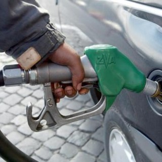 Con l'anno nuovo arrivano gli aumenti della benzina