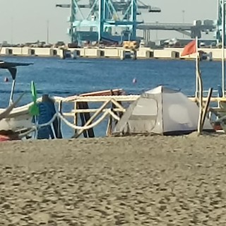 Bivacchi sulla spiaggia di Zinola, due tedeschi multati dalla polizia locale (FOTO)