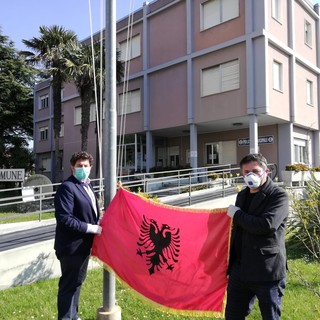 Ad Andora issata la bandiera albanese sul palazzo comunale